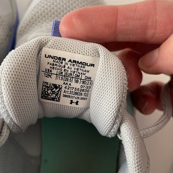 Under Armour Girls Basketball Sneakers (size 12) - Picture 9 of 11